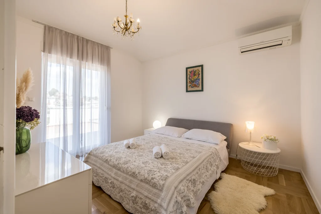 Spavaća soba 2 s bračnim krevetom i sivim prekrivačem, Villa Artea u Podstrani