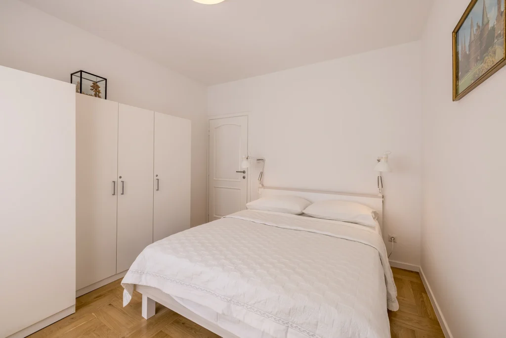 Spavaća soba 3 s ormarom i bračnim krevetom, Villa Artea u Podstrani