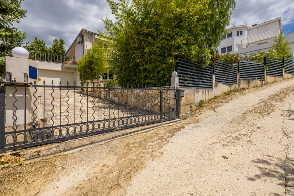 Prilaz s ulazom i ogradom, Villa Artea u Podstrani