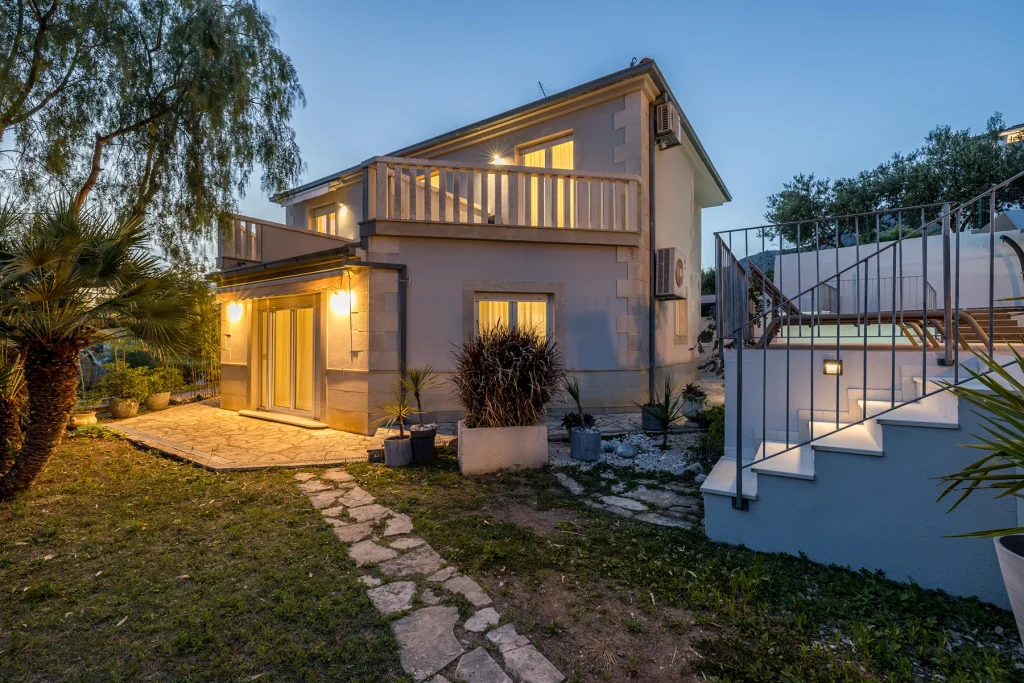 Eksterijer s osvijetljenom vilom i terasom navečer, Villa Artea u Podstrani
