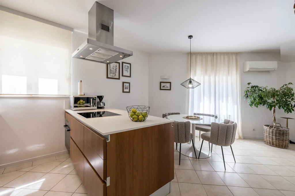Kuhinja s kuhinjskim otokom i napom, Villa Artea u Podstrani