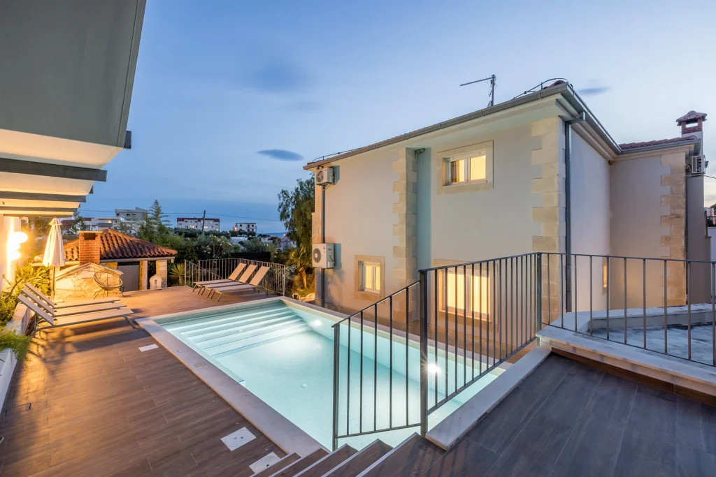 Bazen s bazenom i pogledom u sumrak, Villa Artea u Podstrani