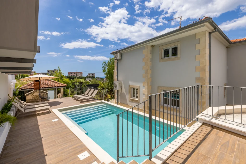 Bazen s bazenom i ležaljkama za sunčanje, Villa Artea u Podstrani