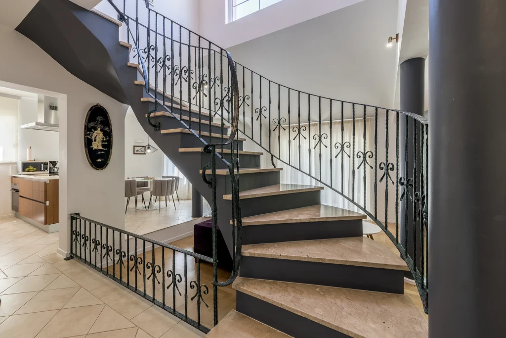 Stubište s kovanim crnim stubištem, Villa Artea u Podstrani