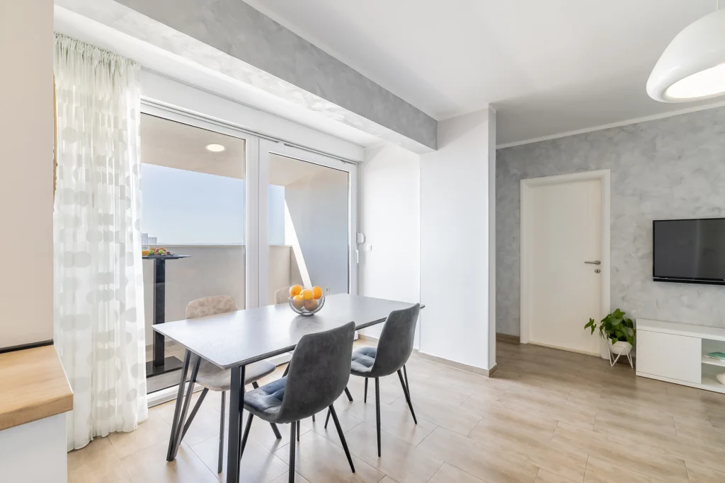 Blagovaoničkim stolom i izlazom na balkon, apartman Vista Shine u Splitu