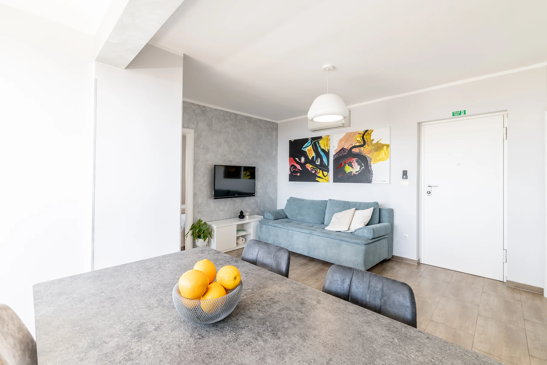 Garniturom i otvorenim dnevnim prostorom, apartman Vista Shine u Splitu