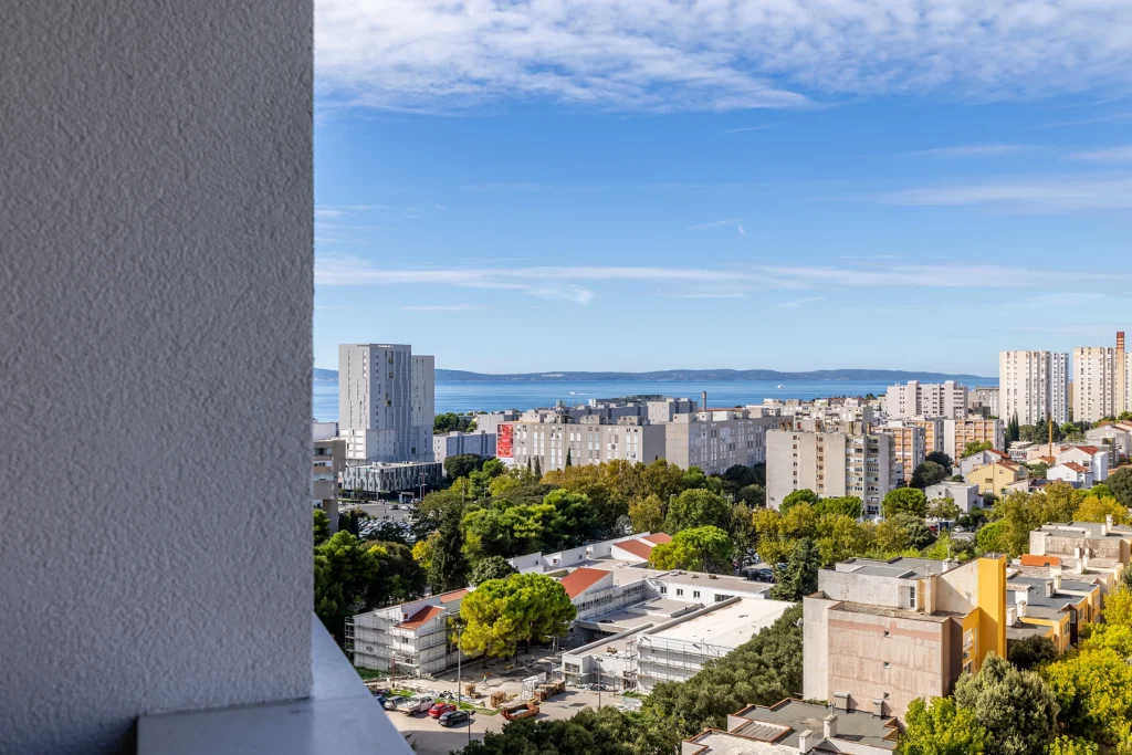 Pogledom s balkona na grad i more u daljini, apartman Vista Spark u Splitu