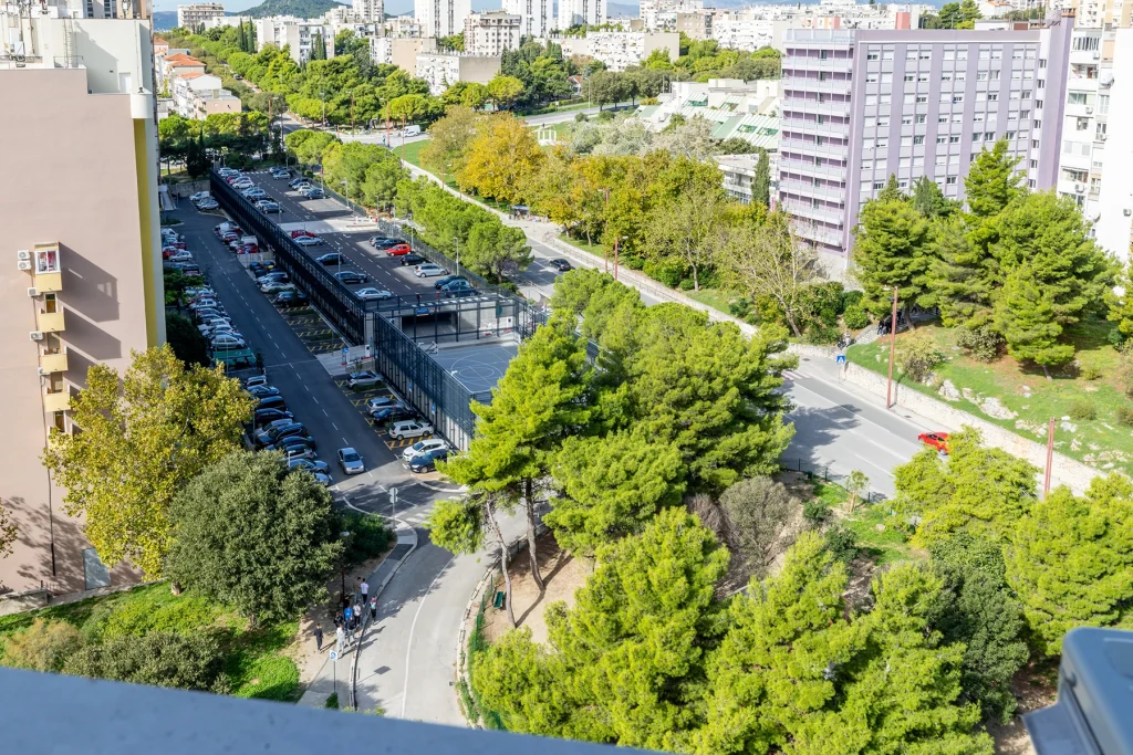 Pogledom s balkona na zeleni kvart, apartman Vista Spark u Splitu