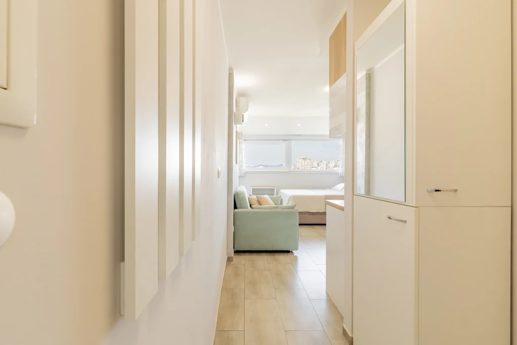 Ulaznim hodnikom prema studiju, apartman Vista Spark u Splitu