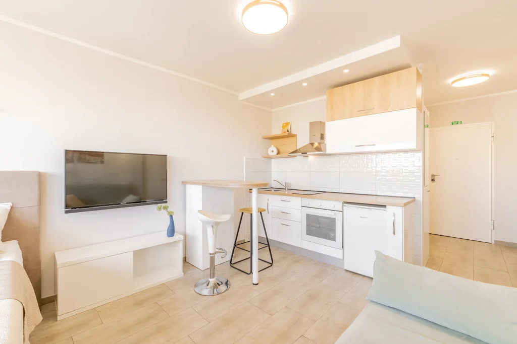 Kuhinjom, televizorom i radnom plohom, apartman Vista Spark u Splitu