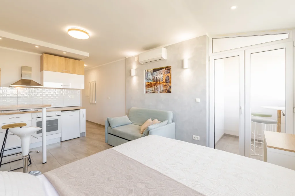 Kuhinjom, garniturom i izlazom na balkon, apartman Vista Spark u Splitu