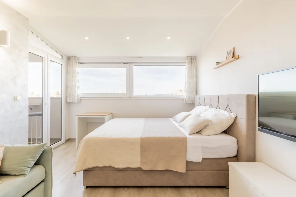Bračnim krevetom i garniturom uz prozor, apartman Vista Spark u Splitu