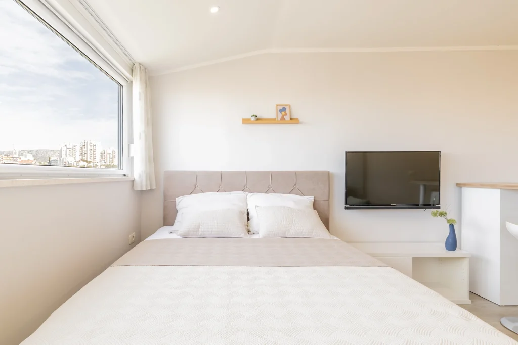 Bračnim krevetom i televizorom, apartman Vista Spark u Splitu