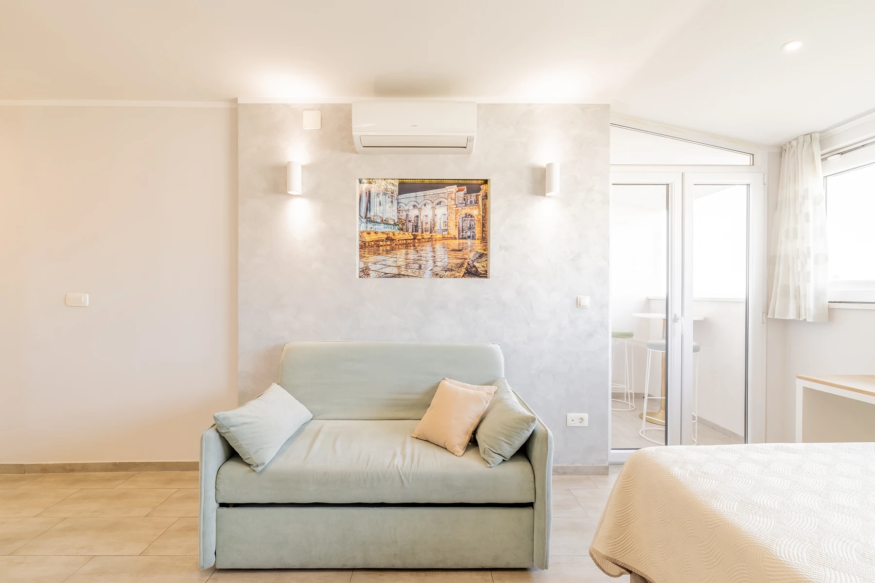 Garniturom na razvlačenje i krevetom, apartman Vista Spark u Splitu