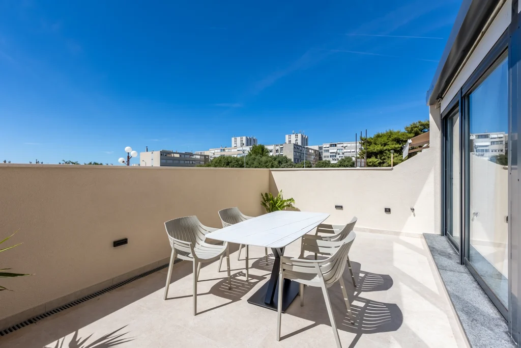 Prostranom terasom sa stolom i stolicama, apartman Vista Summer u Splitu