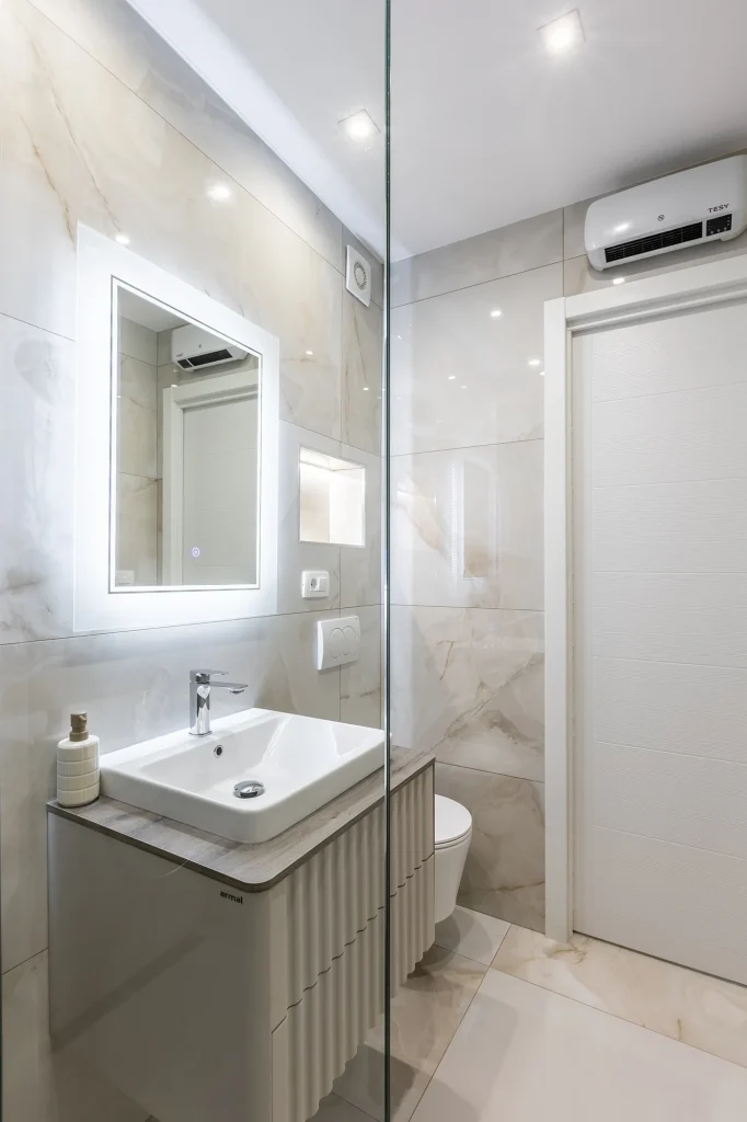 Umivaonikom, ogledalom i WC-om, apartman Vista Summer u Splitu