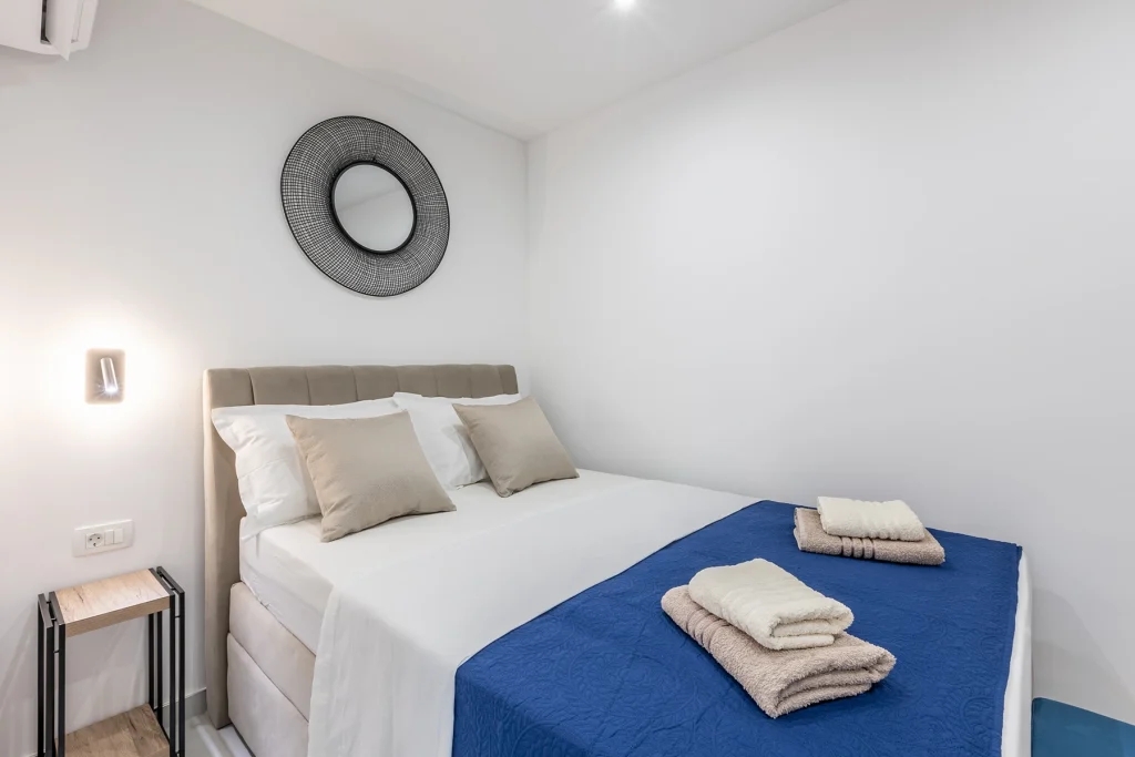 Bračnim krevetom i okruglim ogledalom, apartman Vista Summer u Splitu