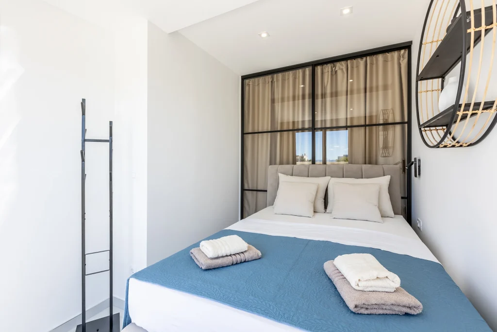 Bračnim krevetom i ukrasnom policom, apartman Vista Summer u Splitu