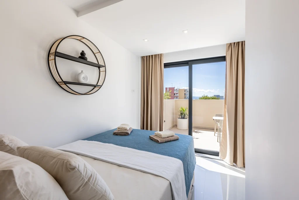 Bračnim krevetom i zavjesama, apartman Vista Summer u Splitu