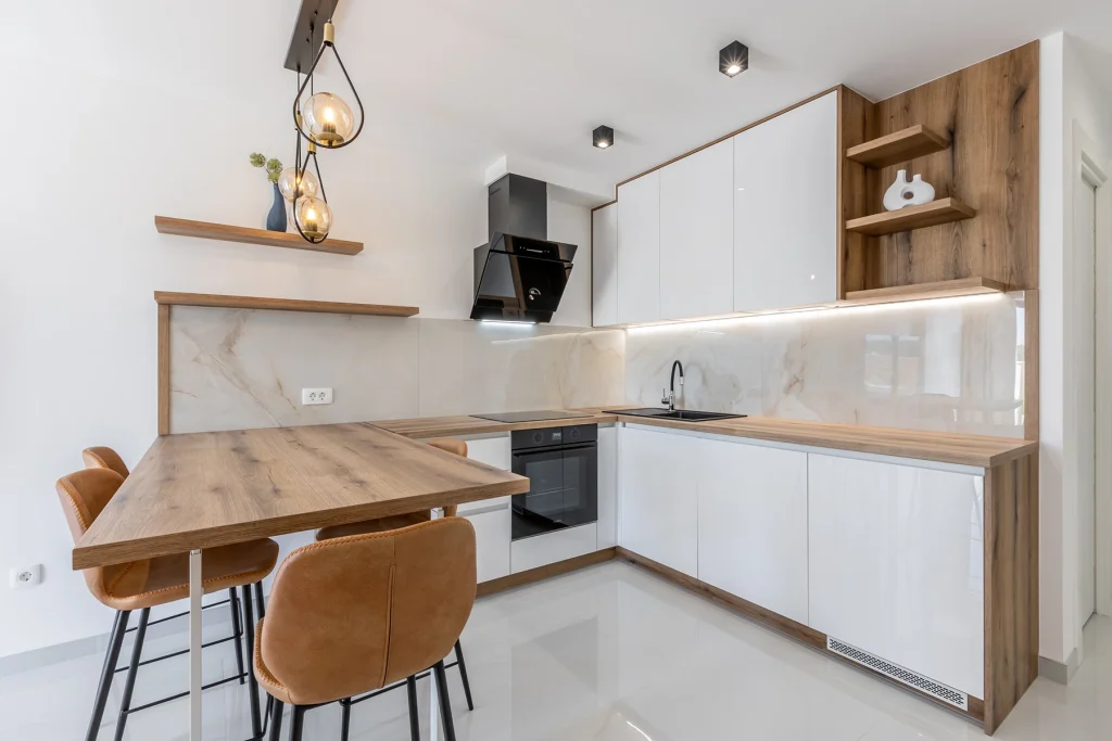 Kuhinjom s radnom plohom i barskim stolcima, apartman Vista Summer u Splitu