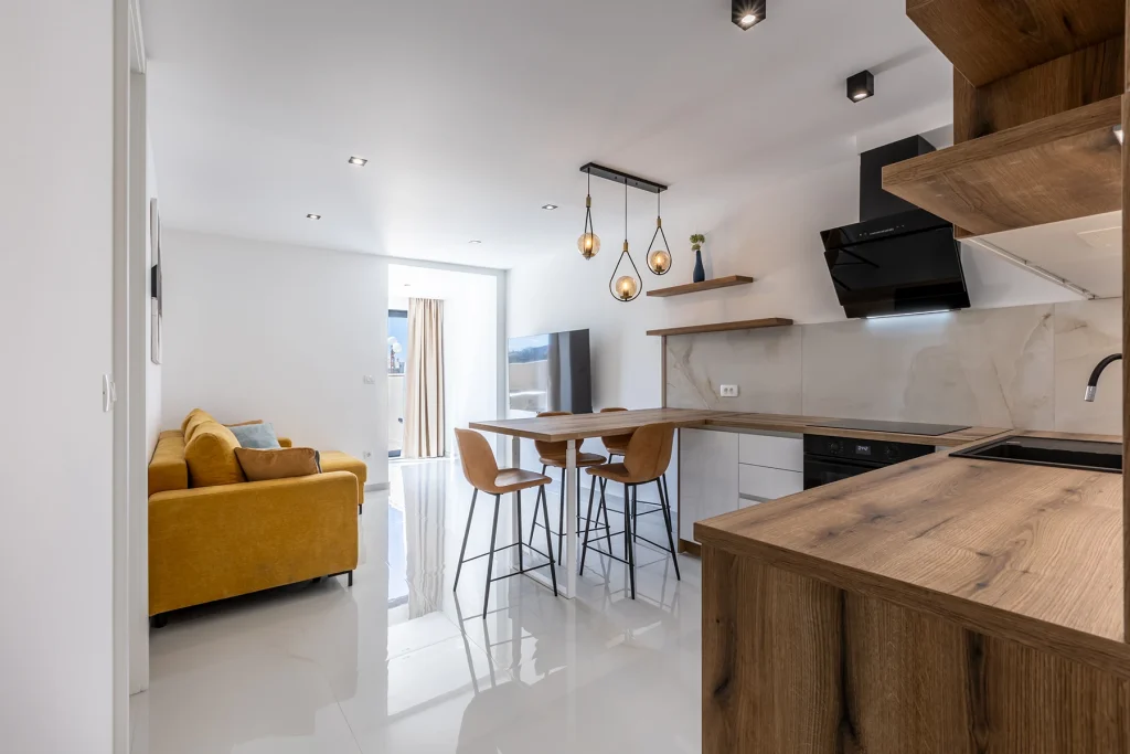 Otvorenim dnevnim boravkom, blagovaonicom i kuhinjom, apartman Vista Summer u Splitu