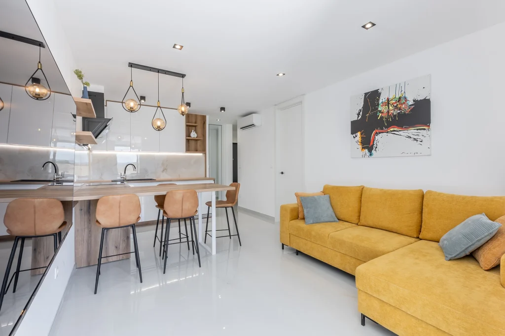 Dnevnim boravkom, garniturom i blagovaoničkim stolom, apartman Vista Summer u Splitu