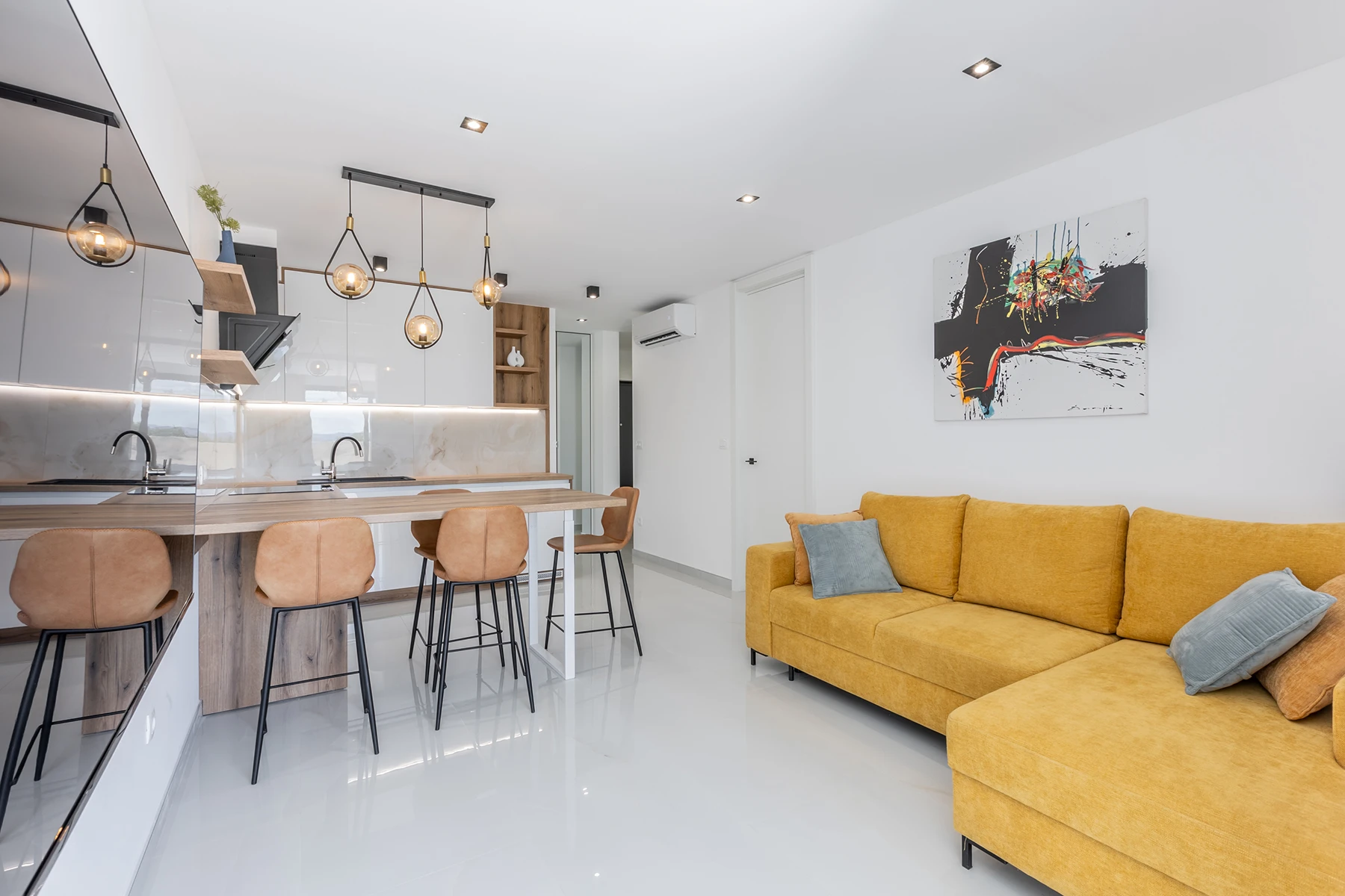 Dnevnim boravkom, garniturom i blagovaoničkim stolom, apartman Vista Summer u Splitu
