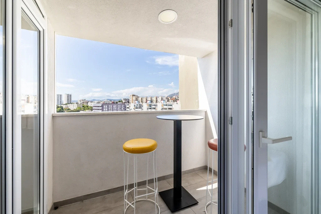 Pogledom s balkona na grad i zelenilo, apartman Vista Sunrise u Splitu