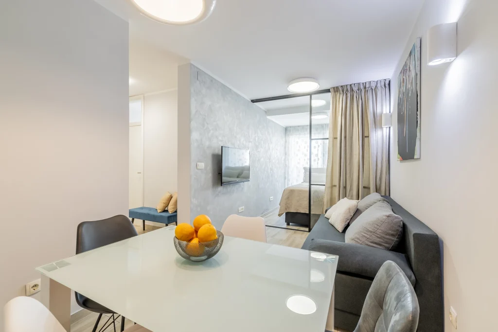 Blagovaoničkim stolom i garniturom, apartman Vista Sunrise u Splitu