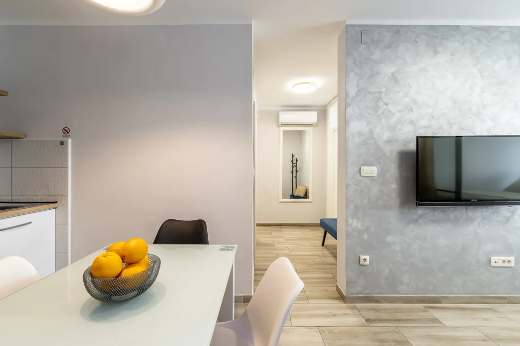 Blagovaoničkim stolom i televizorom, apartman Vista Sunrise u Splitu