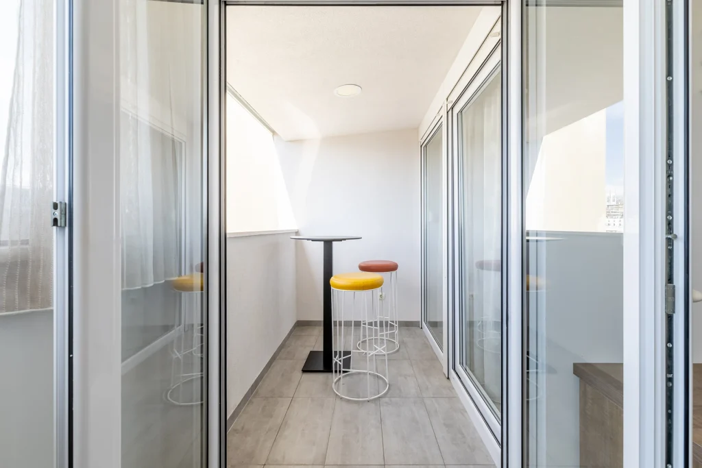 Staklenim vratima i otvorenim dnevnim prostorom, apartman Vista Sunrise u Splitu