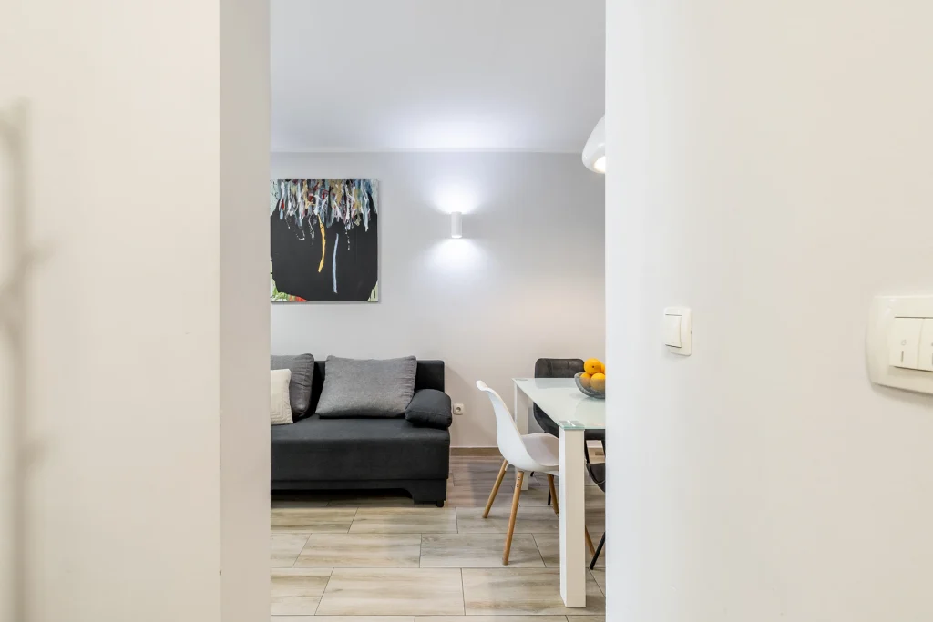 Garniturom, blagovaoničkim stolom i kuhinjom, apartman Vista Sunrise u Splitu