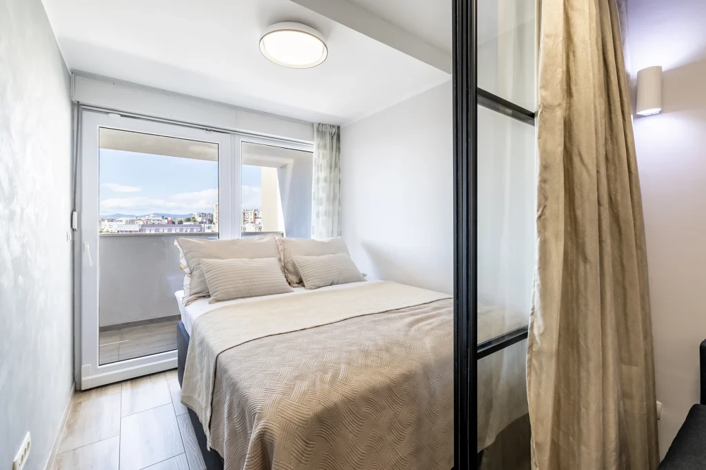 Bračnim krevetom uz prozor u dnevnom boravku, apartman Vista Sunrise u Splitu