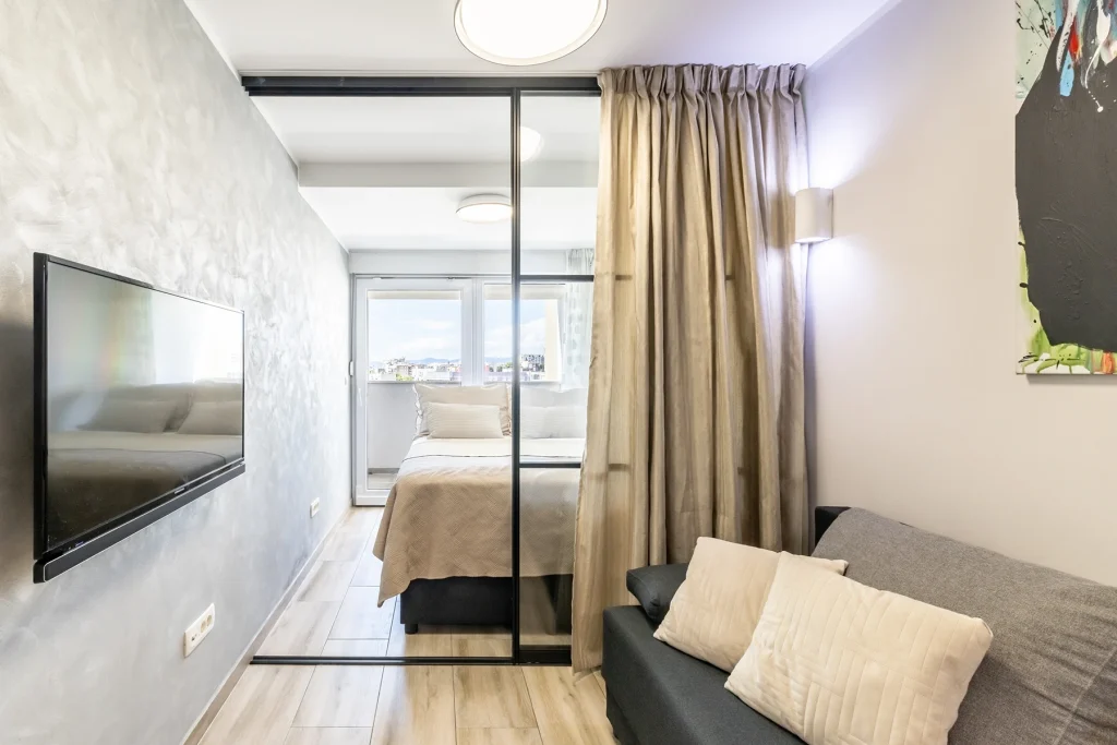 Bračnim krevetom, televizorom i izlazom na balkon, apartman Vista Sunrise u Splitu