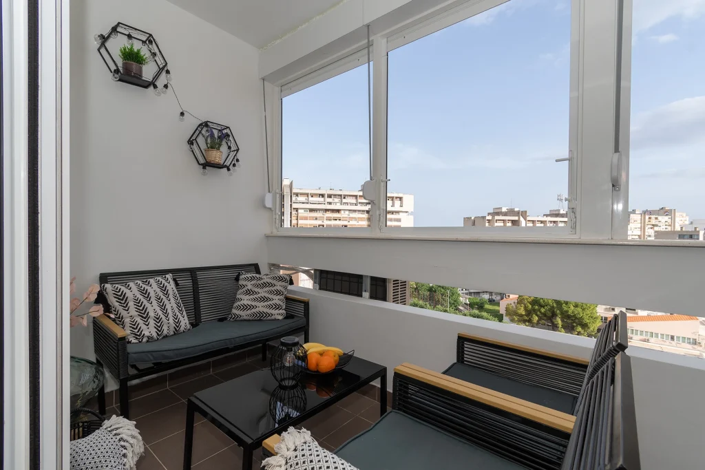 Balkonom sa sjedećim kutkom i pogledom na grad, apartman ZoZo u Splitu
