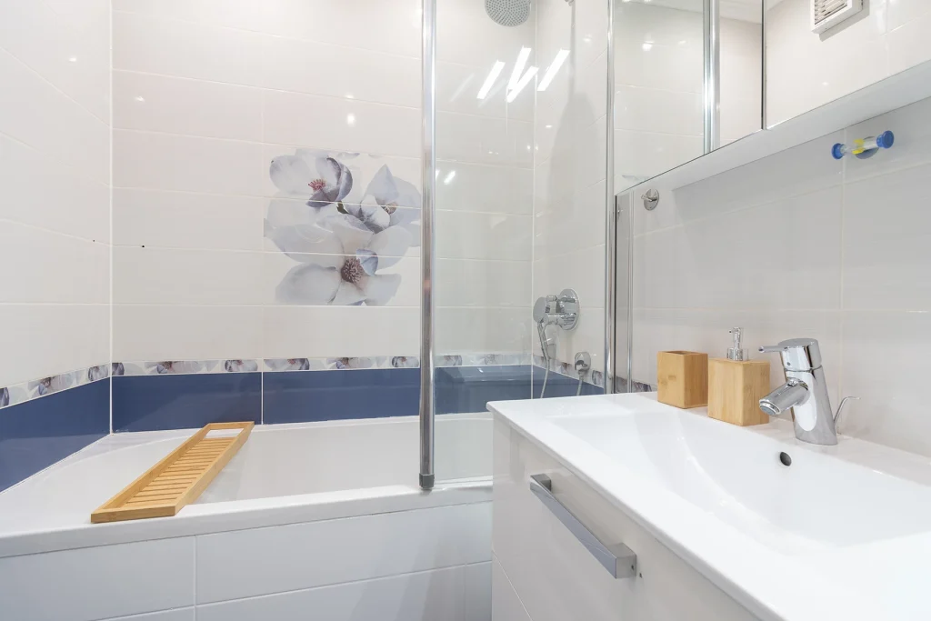 Tuš kabinom i kadom, apartman ZoZo u Splitu