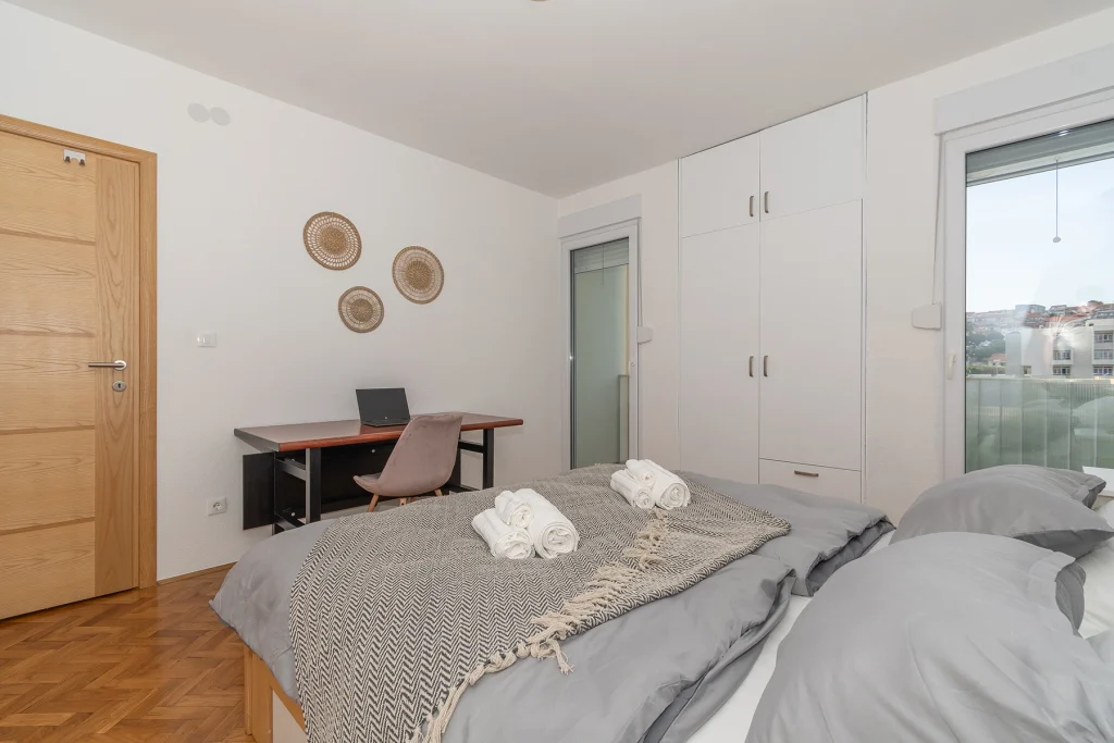 Bračnim krevetom i radnim kutkom, apartman ZoZo u Splitu